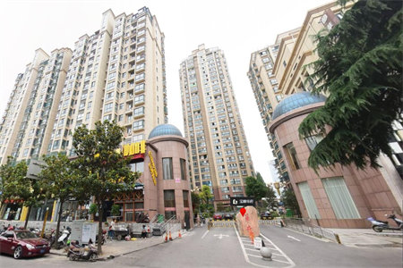 普利斯花园186平四室带车位储藏室155万包改名